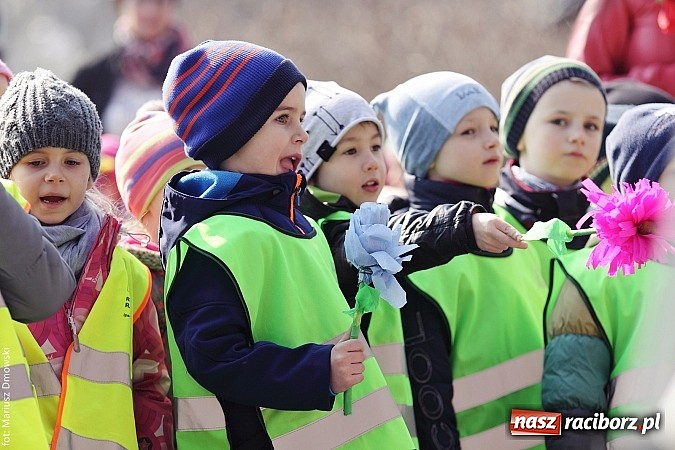 Zdjęcie w galerii na portalu naszraciborz.pl: Przedszkolaki w parku Roth pożegnały zimę i uroczyście powitały wiosnę wiadomości z regionu