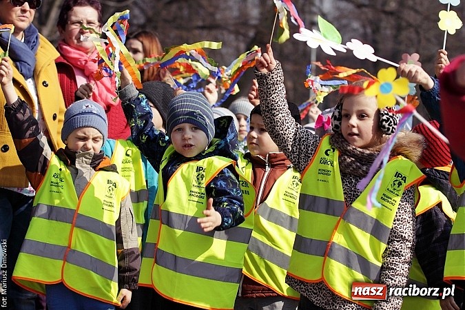 Zdjęcie w galerii na portalu naszraciborz.pl: Przedszkolaki w parku Roth pożegnały zimę i uroczyście powitały wiosnę wiadomości z regionu