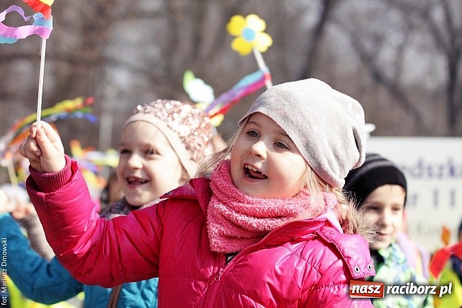Zdjęcie w galerii na portalu naszraciborz.pl: Przedszkolaki w parku Roth pożegnały zimę i uroczyście powitały wiosnę wiadomości z regionu
