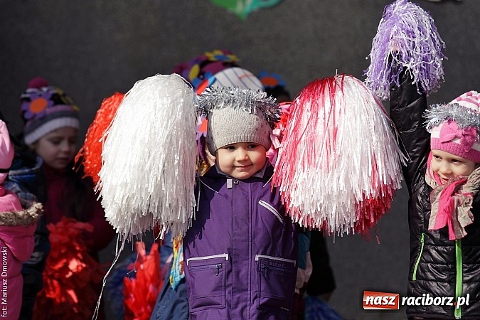 Zdjęcie w galerii na portalu naszraciborz.pl: Przedszkolaki w parku Roth pożegnały zimę i uroczyście powitały wiosnę wiadomości z regionu