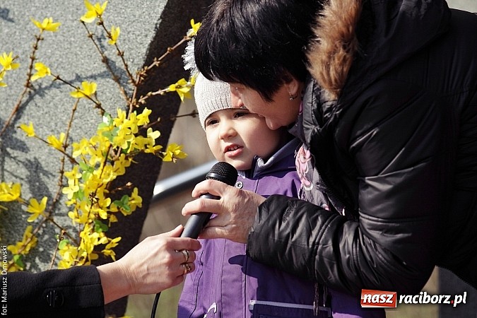 Zdjęcie w galerii na portalu naszraciborz.pl: Przedszkolaki w parku Roth pożegnały zimę i uroczyście powitały wiosnę wiadomości z regionu