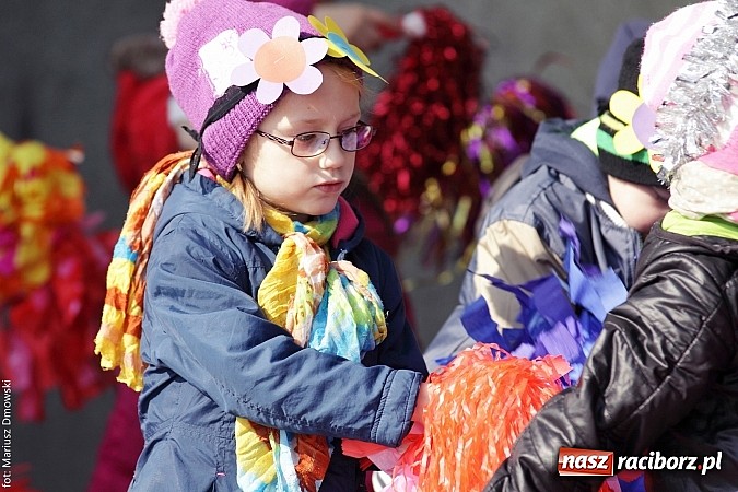 Zdjęcie w galerii na portalu naszraciborz.pl: Przedszkolaki w parku Roth pożegnały zimę i uroczyście powitały wiosnę wiadomości z regionu