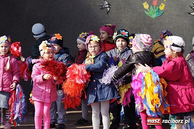 Zdjęcie w galerii na portalu naszraciborz.pl: Przedszkolaki w parku Roth pożegnały zimę i uroczyście powitały wiosnę wiadomości z regionu