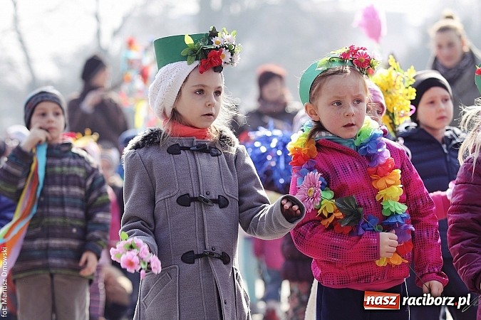 Zdjęcie w galerii na portalu naszraciborz.pl: Przedszkolaki w parku Roth pożegnały zimę i uroczyście powitały wiosnę wiadomości z regionu