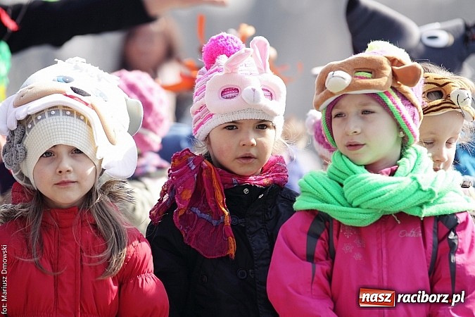 Zdjęcie w galerii na portalu naszraciborz.pl: Przedszkolaki w parku Roth pożegnały zimę i uroczyście powitały wiosnę wiadomości z regionu