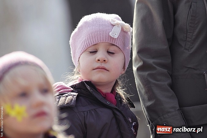 Zdjęcie w galerii na portalu naszraciborz.pl: Przedszkolaki w parku Roth pożegnały zimę i uroczyście powitały wiosnę wiadomości z regionu