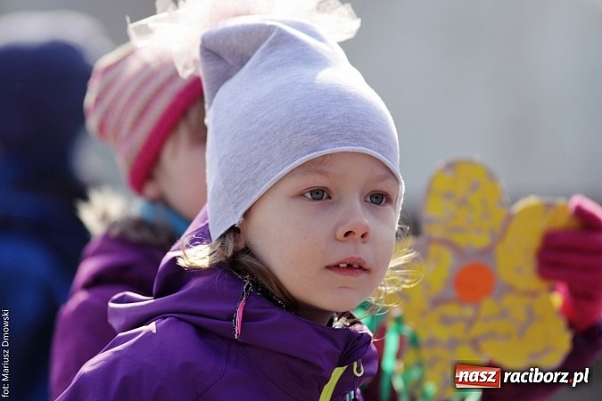 Zdjęcie w galerii na portalu naszraciborz.pl: Przedszkolaki w parku Roth pożegnały zimę i uroczyście powitały wiosnę wiadomości z regionu