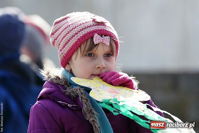 Zdjęcie w galerii na portalu naszraciborz.pl: Przedszkolaki w parku Roth pożegnały zimę i uroczyście powitały wiosnę wiadomości z regionu