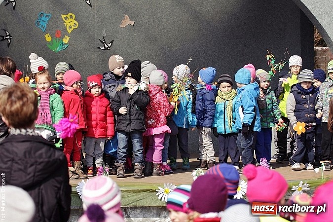 Zdjęcie w galerii na portalu naszraciborz.pl: Przedszkolaki w parku Roth pożegnały zimę i uroczyście powitały wiosnę wiadomości z regionu
