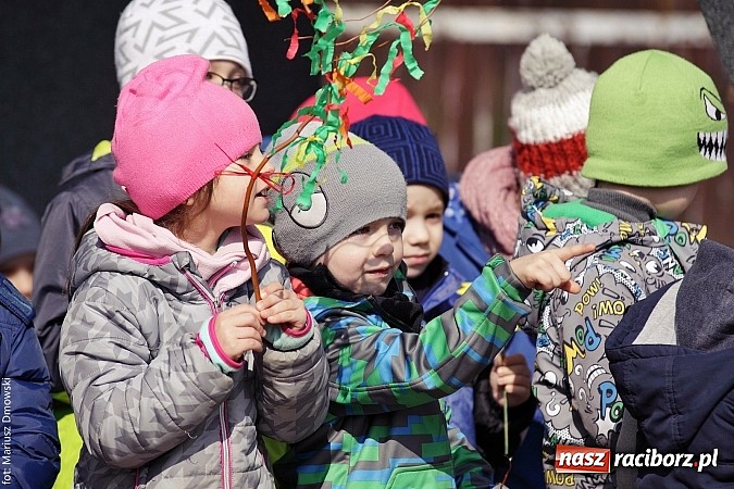 Zdjęcie w galerii na portalu naszraciborz.pl: Przedszkolaki w parku Roth pożegnały zimę i uroczyście powitały wiosnę wiadomości z regionu