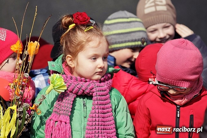 Zdjęcie w galerii na portalu naszraciborz.pl: Przedszkolaki w parku Roth pożegnały zimę i uroczyście powitały wiosnę wiadomości z regionu