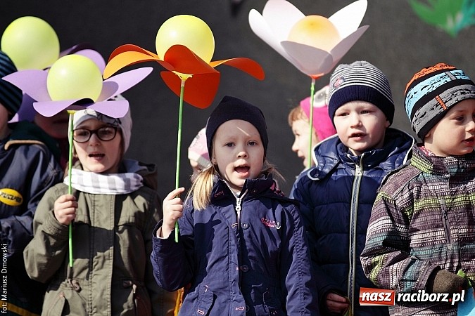 Zdjęcie w galerii na portalu naszraciborz.pl: Przedszkolaki w parku Roth pożegnały zimę i uroczyście powitały wiosnę wiadomości z regionu