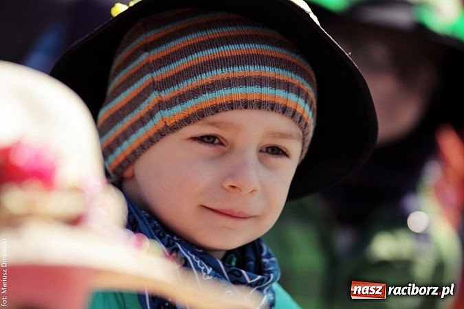 Zdjęcie w galerii na portalu naszraciborz.pl: Przedszkolaki w parku Roth pożegnały zimę i uroczyście powitały wiosnę wiadomości z regionu