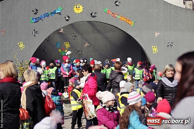 Zdjęcie w galerii na portalu naszraciborz.pl: Przedszkolaki w parku Roth pożegnały zimę i uroczyście powitały wiosnę wiadomości z regionu