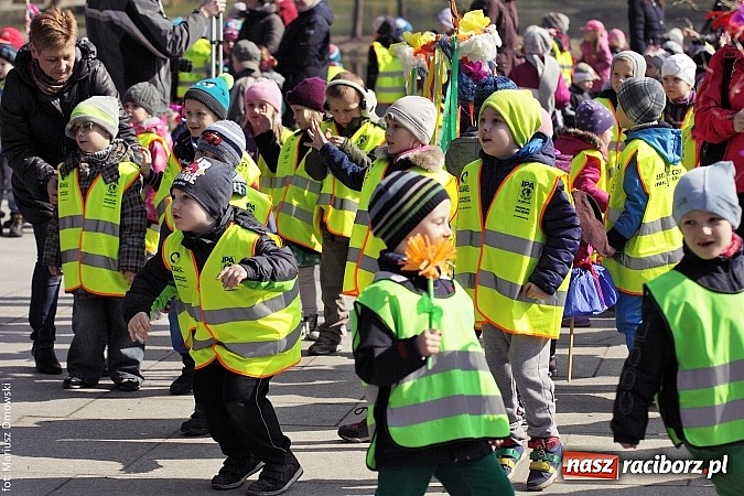 Zdjęcie w galerii na portalu naszraciborz.pl: Przedszkolaki w parku Roth pożegnały zimę i uroczyście powitały wiosnę wiadomości z regionu