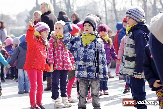 Zdjęcie w galerii na portalu naszraciborz.pl: Przedszkolaki w parku Roth pożegnały zimę i uroczyście powitały wiosnę wiadomości z regionu