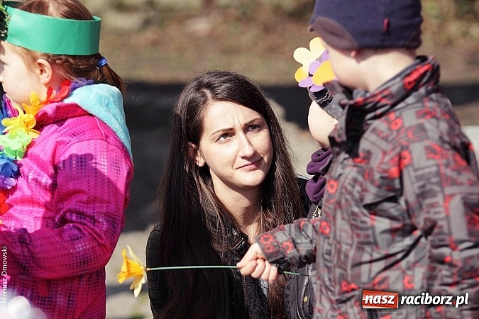 Zdjęcie w galerii na portalu naszraciborz.pl: Przedszkolaki w parku Roth pożegnały zimę i uroczyście powitały wiosnę wiadomości z regionu