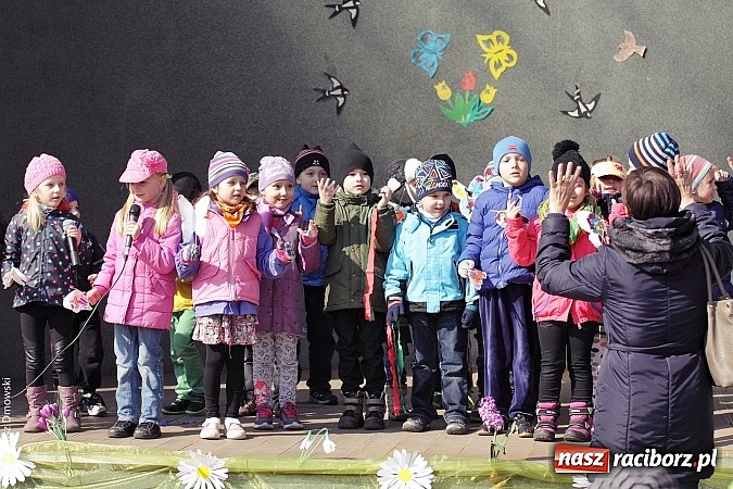Zdjęcie w galerii na portalu naszraciborz.pl: Przedszkolaki w parku Roth pożegnały zimę i uroczyście powitały wiosnę wiadomości z regionu