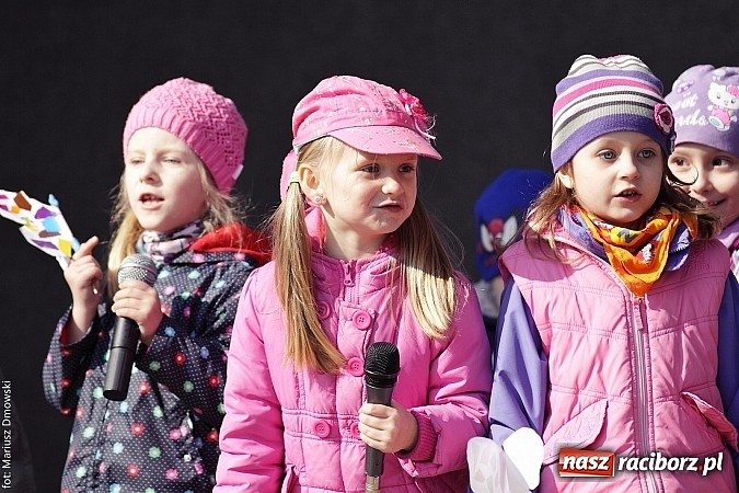 Zdjęcie w galerii na portalu naszraciborz.pl: Przedszkolaki w parku Roth pożegnały zimę i uroczyście powitały wiosnę wiadomości z regionu