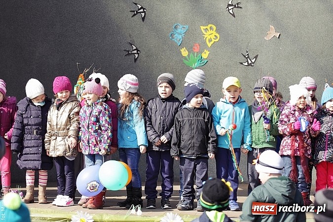 Zdjęcie w galerii na portalu naszraciborz.pl: Przedszkolaki w parku Roth pożegnały zimę i uroczyście powitały wiosnę wiadomości z regionu