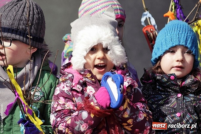 Zdjęcie w galerii na portalu naszraciborz.pl: Przedszkolaki w parku Roth pożegnały zimę i uroczyście powitały wiosnę wiadomości z regionu
