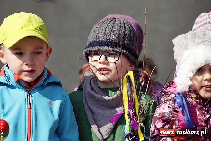 Zdjęcie w galerii na portalu naszraciborz.pl: Przedszkolaki w parku Roth pożegnały zimę i uroczyście powitały wiosnę wiadomości z regionu