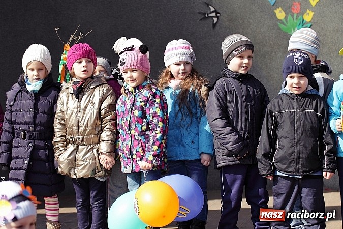 Zdjęcie w galerii na portalu naszraciborz.pl: Przedszkolaki w parku Roth pożegnały zimę i uroczyście powitały wiosnę wiadomości z regionu