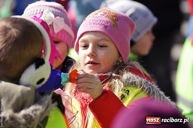 Zdjęcie w galerii na portalu naszraciborz.pl: Przedszkolaki w parku Roth pożegnały zimę i uroczyście powitały wiosnę wiadomości z regionu