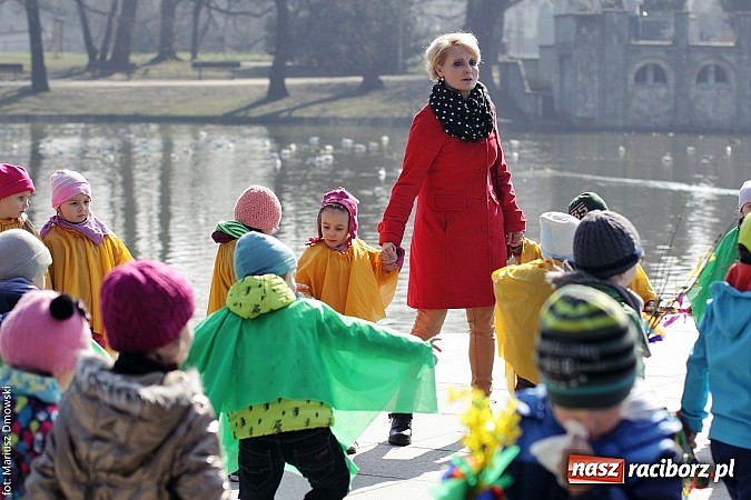 Zdjęcie w galerii na portalu naszraciborz.pl: Przedszkolaki w parku Roth pożegnały zimę i uroczyście powitały wiosnę wiadomości z regionu