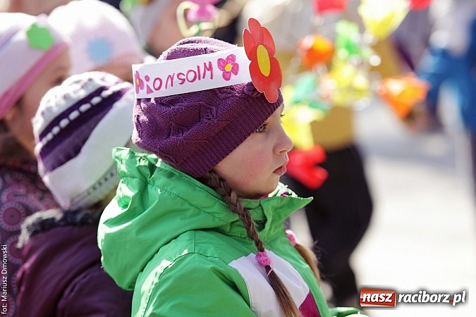 Zdjęcie w galerii na portalu naszraciborz.pl: Przedszkolaki w parku Roth pożegnały zimę i uroczyście powitały wiosnę wiadomości z regionu