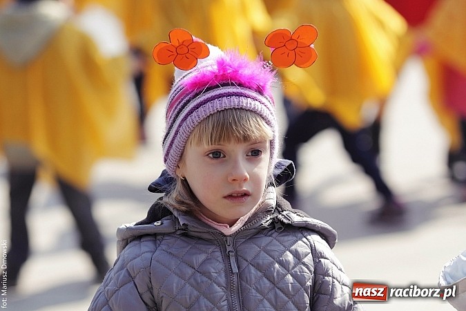 Zdjęcie w galerii na portalu naszraciborz.pl: Przedszkolaki w parku Roth pożegnały zimę i uroczyście powitały wiosnę wiadomości z regionu