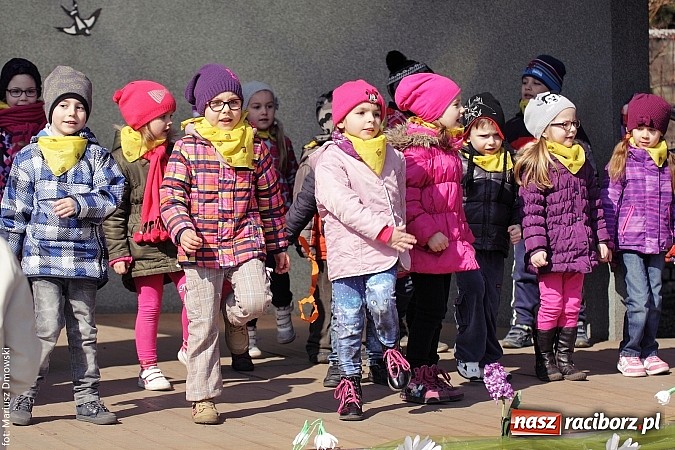 Zdjęcie w galerii na portalu naszraciborz.pl: Przedszkolaki w parku Roth pożegnały zimę i uroczyście powitały wiosnę wiadomości z regionu