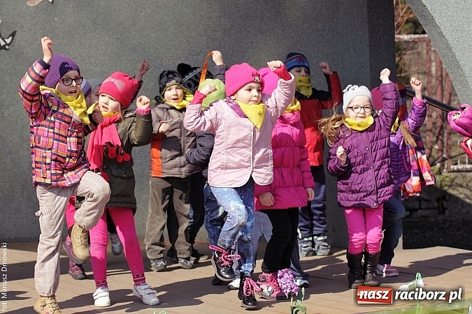 Zdjęcie w galerii na portalu naszraciborz.pl: Przedszkolaki w parku Roth pożegnały zimę i uroczyście powitały wiosnę wiadomości z regionu