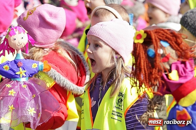 Zdjęcie w galerii na portalu naszraciborz.pl: Przedszkolaki w parku Roth pożegnały zimę i uroczyście powitały wiosnę wiadomości z regionu