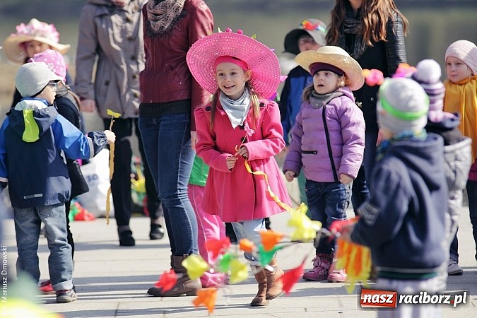 Zdjęcie w galerii na portalu naszraciborz.pl: Przedszkolaki w parku Roth pożegnały zimę i uroczyście powitały wiosnę wiadomości z regionu