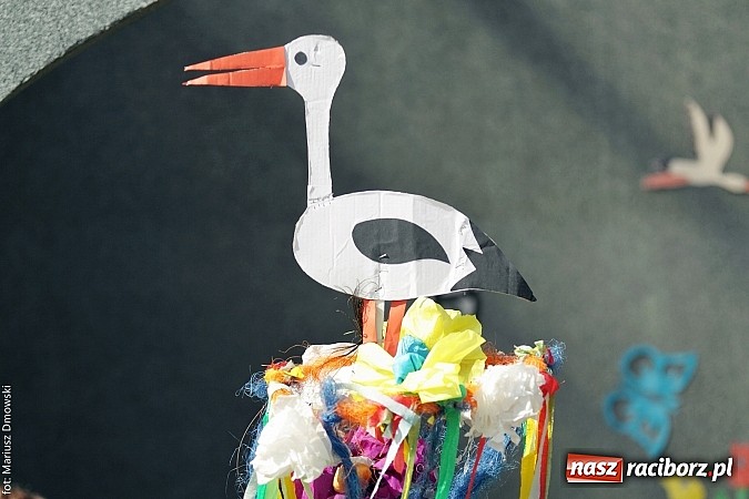 Zdjęcie w galerii na portalu naszraciborz.pl: Przedszkolaki w parku Roth pożegnały zimę i uroczyście powitały wiosnę wiadomości z regionu