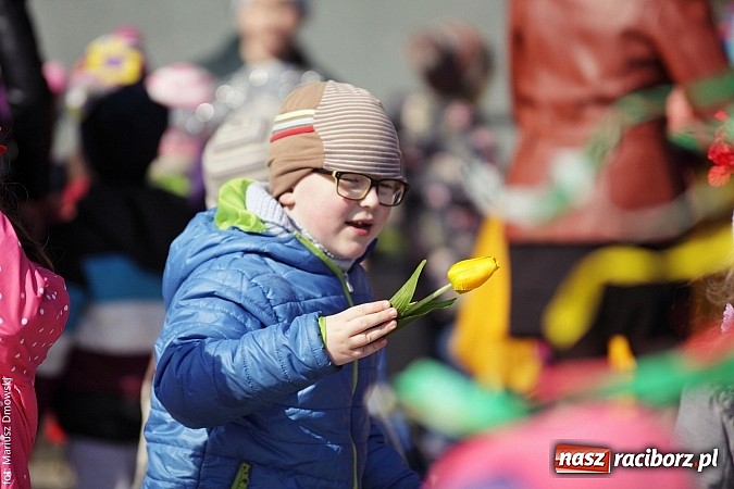 Zdjęcie w galerii na portalu naszraciborz.pl: Przedszkolaki w parku Roth pożegnały zimę i uroczyście powitały wiosnę wiadomości z regionu