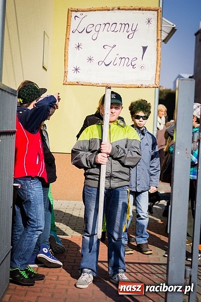 Zdjęcie w galerii na portalu naszraciborz.pl: W Studziennej jak co roku spalili bałwana wiadomości z regionu