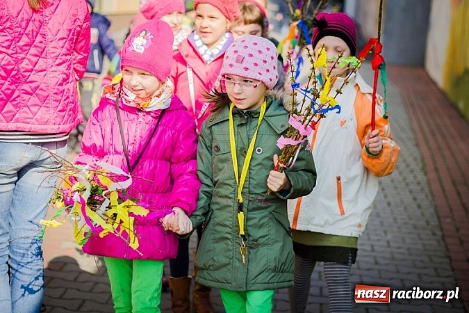 Zdjęcie w galerii na portalu naszraciborz.pl: W Studziennej jak co roku spalili bałwana wiadomości z regionu