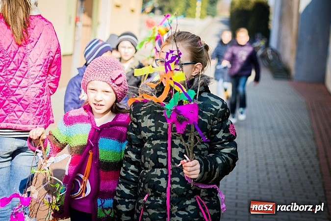 Zdjęcie w galerii na portalu naszraciborz.pl: W Studziennej jak co roku spalili bałwana wiadomości z regionu