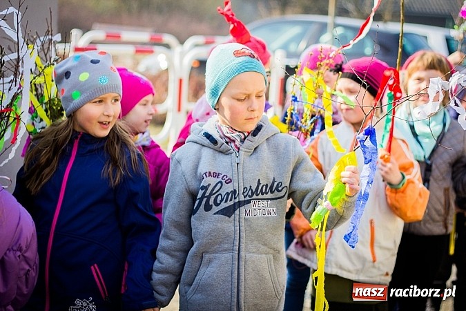 Zdjęcie w galerii na portalu naszraciborz.pl: W Studziennej jak co roku spalili bałwana wiadomości z regionu
