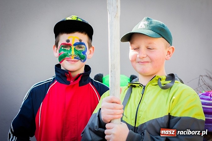 Zdjęcie w galerii na portalu naszraciborz.pl: W Studziennej jak co roku spalili bałwana wiadomości z regionu