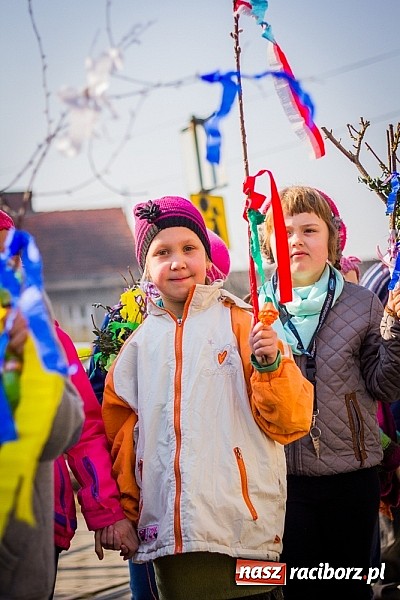 Zdjęcie w galerii na portalu naszraciborz.pl: W Studziennej jak co roku spalili bałwana wiadomości z regionu
