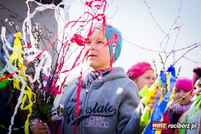 Zdjęcie w galerii na portalu naszraciborz.pl: W Studziennej jak co roku spalili bałwana wiadomości z regionu
