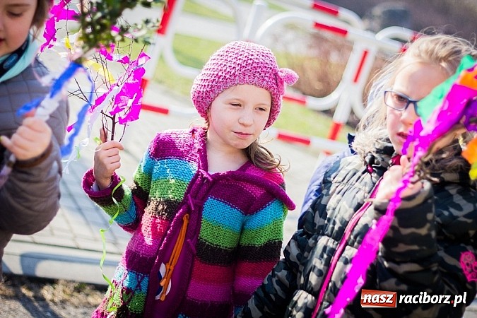 Zdjęcie w galerii na portalu naszraciborz.pl: W Studziennej jak co roku spalili bałwana wiadomości z regionu