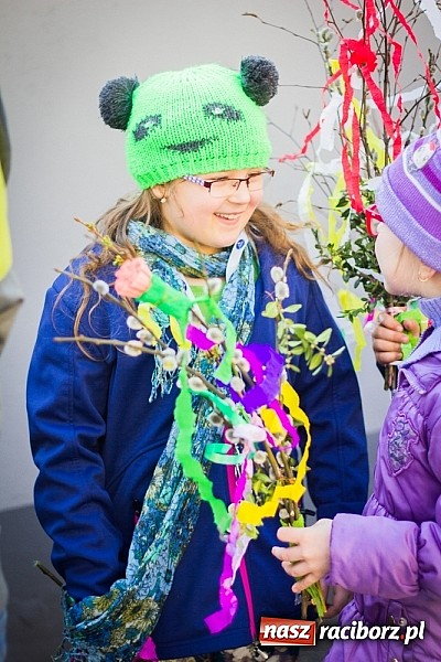 Zdjęcie w galerii na portalu naszraciborz.pl: W Studziennej jak co roku spalili bałwana wiadomości z regionu