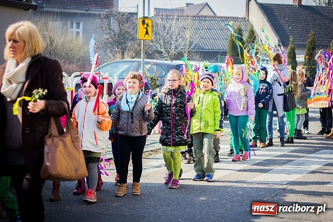 Zdjęcie w galerii na portalu naszraciborz.pl: W Studziennej jak co roku spalili bałwana wiadomości z regionu