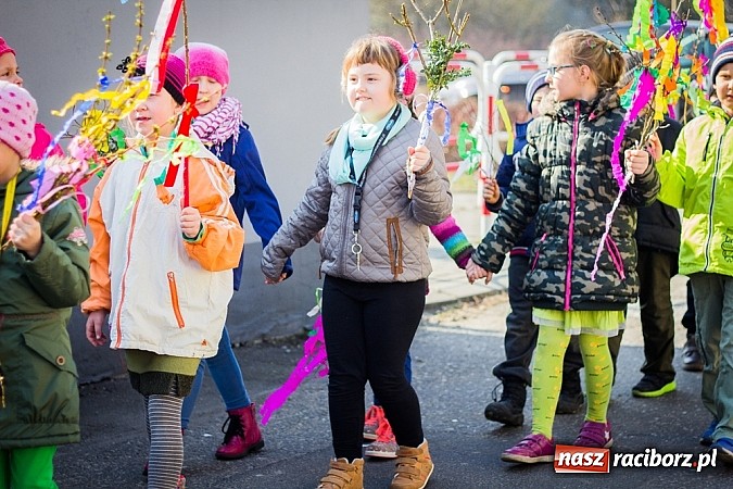 Zdjęcie w galerii na portalu naszraciborz.pl: W Studziennej jak co roku spalili bałwana wiadomości z regionu