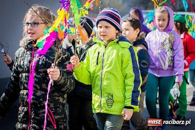 Zdjęcie w galerii na portalu naszraciborz.pl: W Studziennej jak co roku spalili bałwana wiadomości z regionu