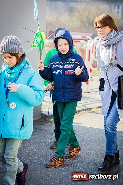 Zdjęcie w galerii na portalu naszraciborz.pl: W Studziennej jak co roku spalili bałwana wiadomości z regionu